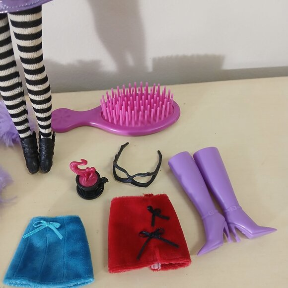 Goth fashion doll with accessories - Picture 3 of 6